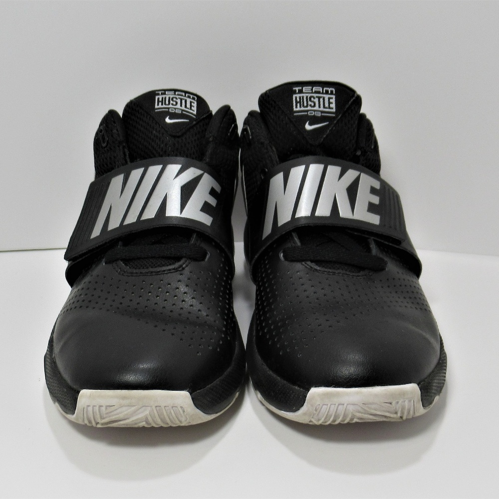 Nike Team Hustle Kids Basketball Shoes Size 4.5Y.